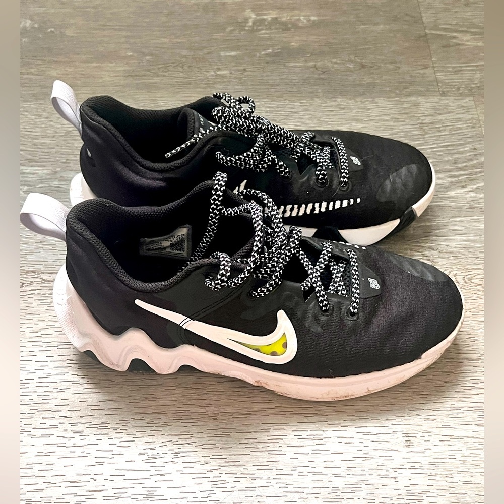 Nike Giannas Shoes